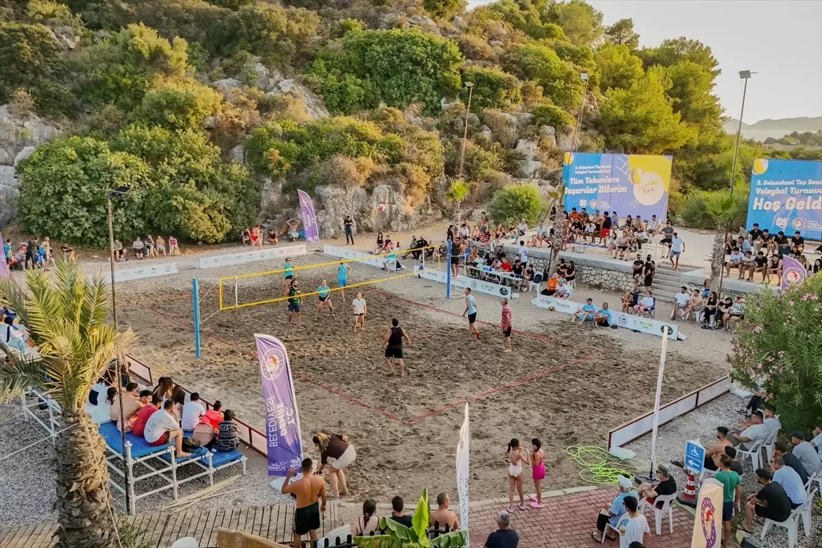 Demre’de 5. Taş Beach Voleybol Turnuvası