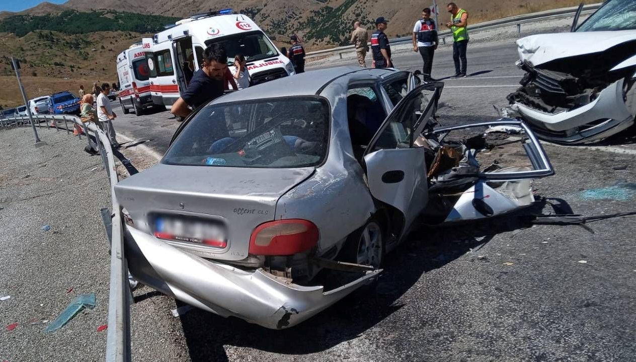 Erzincan’da feci kaza: Üç ölü, 6 yaralı