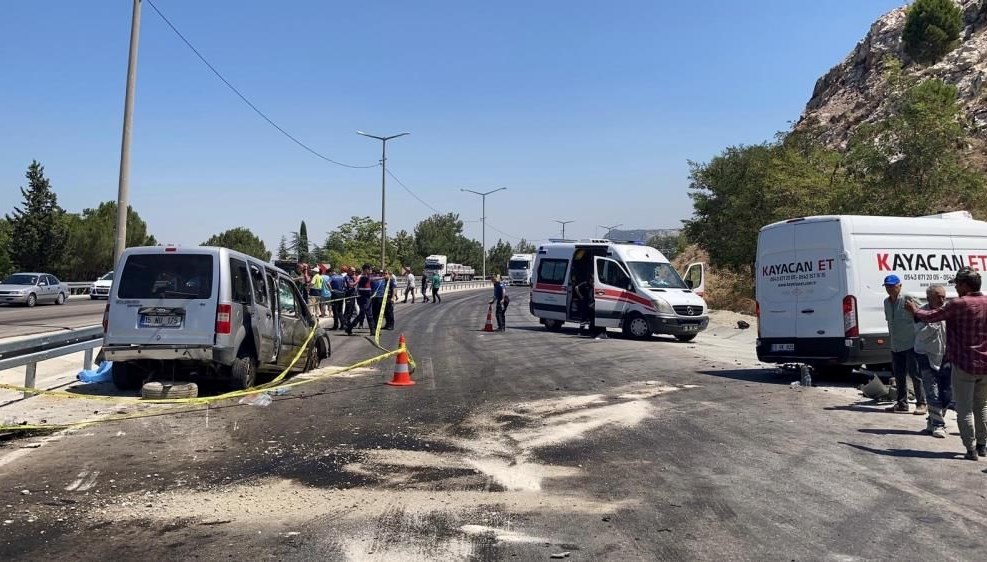 Tek şeride düşen yolda feci kaza: Ölü ve yaralılar var